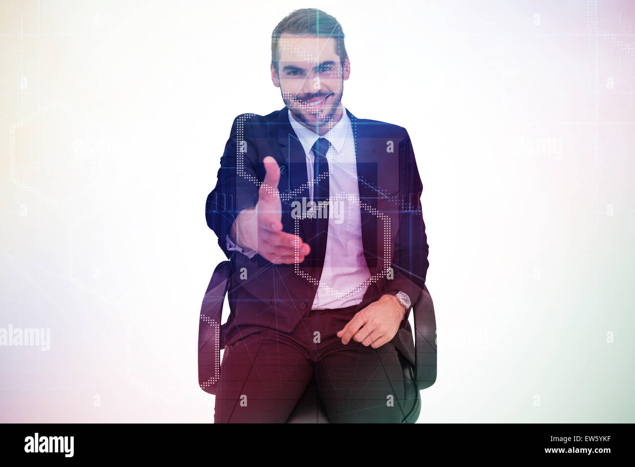 Zusammengesetztes Bild des lächelnden Geschäftsmann auf einem Stuhl Büro bietet handshake Stockfoto