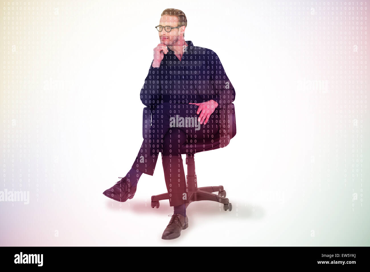 Zusammengesetztes Bild nachdenklich Geschäftsmann sitzt auf einem Drehstuhl Stockfoto