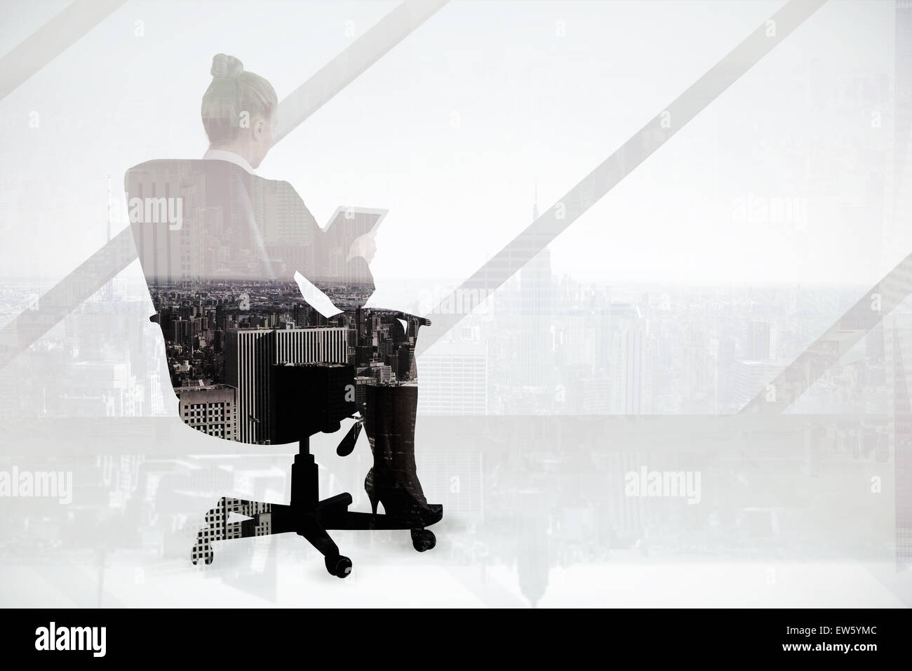 Zusammengesetztes Bild der Geschäftsfrau sitzen auf Drehstuhl mit tablet Stockfoto