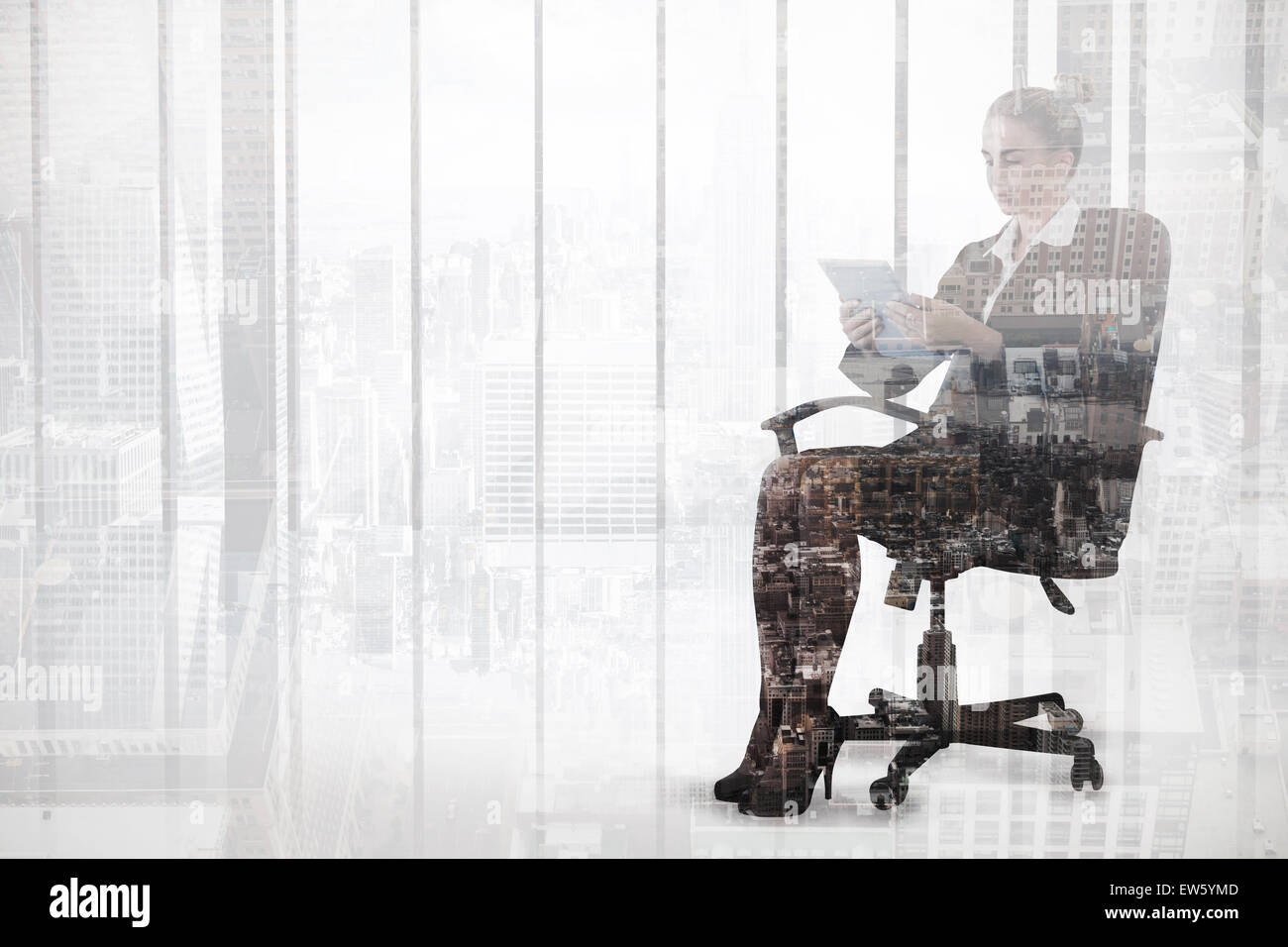 Zusammengesetztes Bild der Geschäftsfrau sitzen auf Drehstuhl mit tablet Stockfoto
