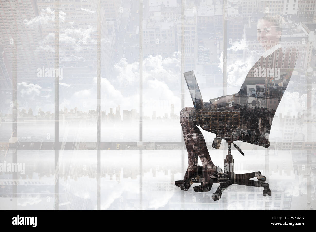 Zusammengesetztes Bild der Geschäftsfrau sitzen auf Drehstuhl mit laptop Stockfoto