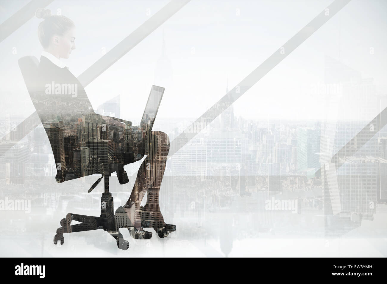 Zusammengesetztes Bild der Geschäftsfrau sitzen auf Drehstuhl mit laptop Stockfoto