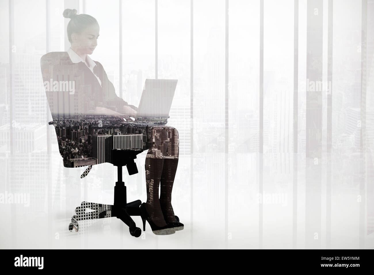 Zusammengesetztes Bild der Geschäftsfrau sitzen auf Drehstuhl mit laptop Stockfoto