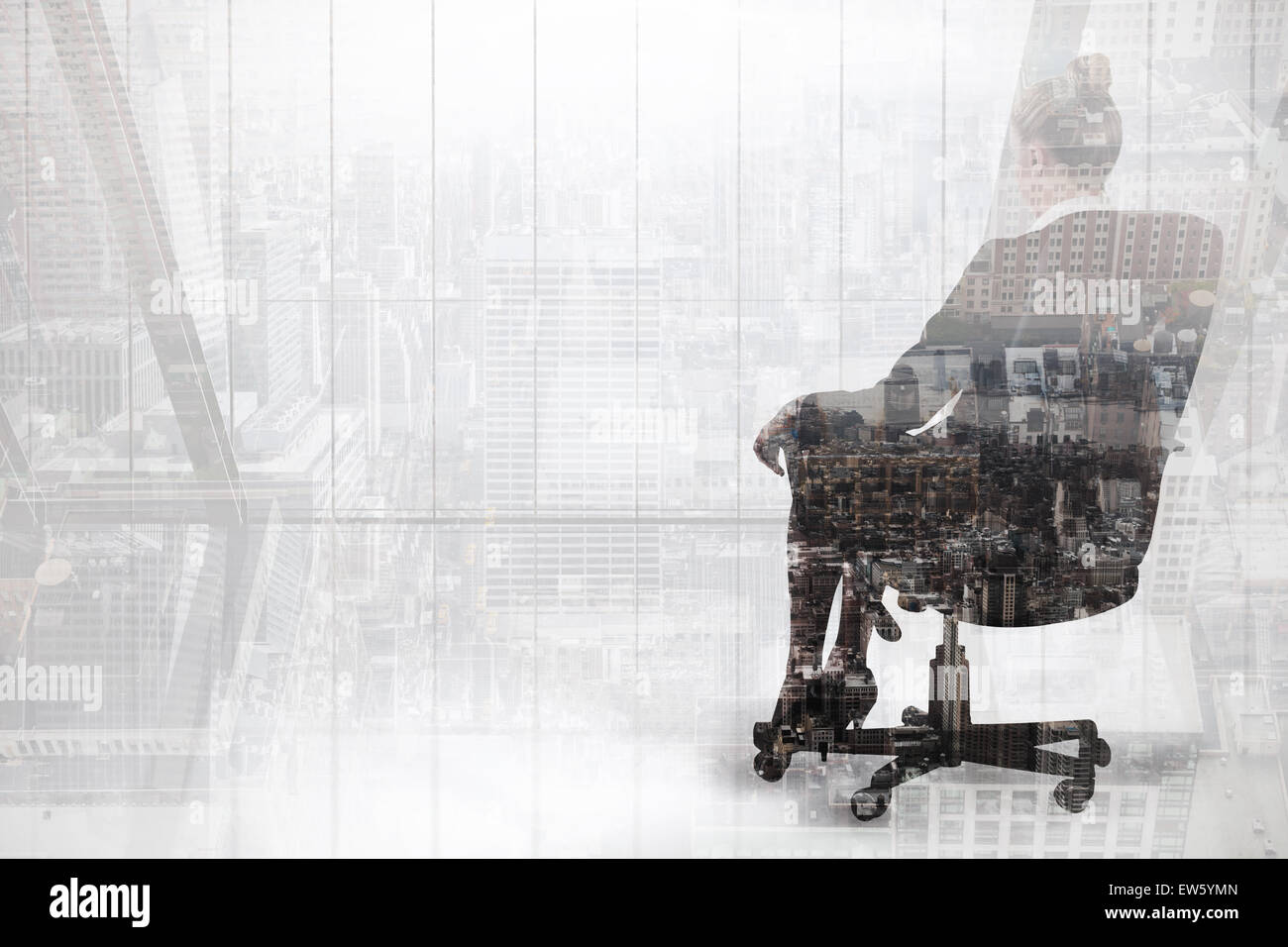 Zusammengesetztes Bild der Geschäftsfrau sitzen auf Drehstuhl im schwarzen Anzug Stockfoto