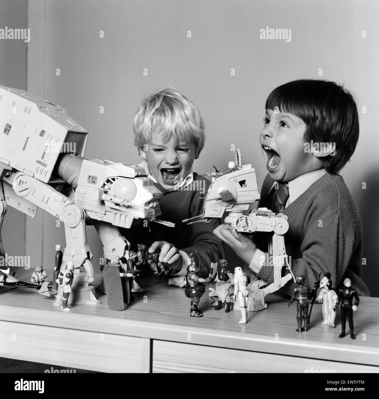 Zwei Söhne, Thomas (dunkle Haare) und Robbin mit ihrem Star Wars Spielzeug zu spielen. 16. November 1983. Stockfoto