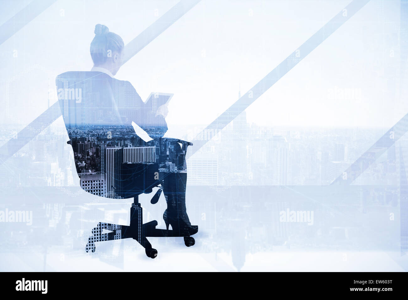 Geschäftsfrau, die sitzen auf Drehstuhl mit tablet Stockfoto