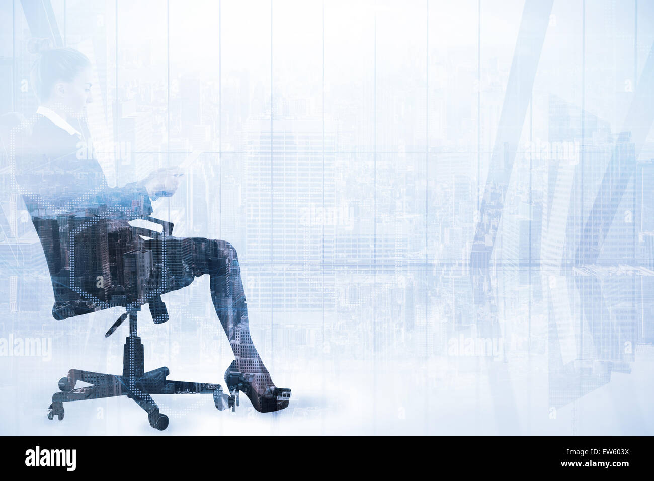 Zusammengesetztes Bild der Geschäftsfrau sitzen auf Drehstuhl mit tablet Stockfoto