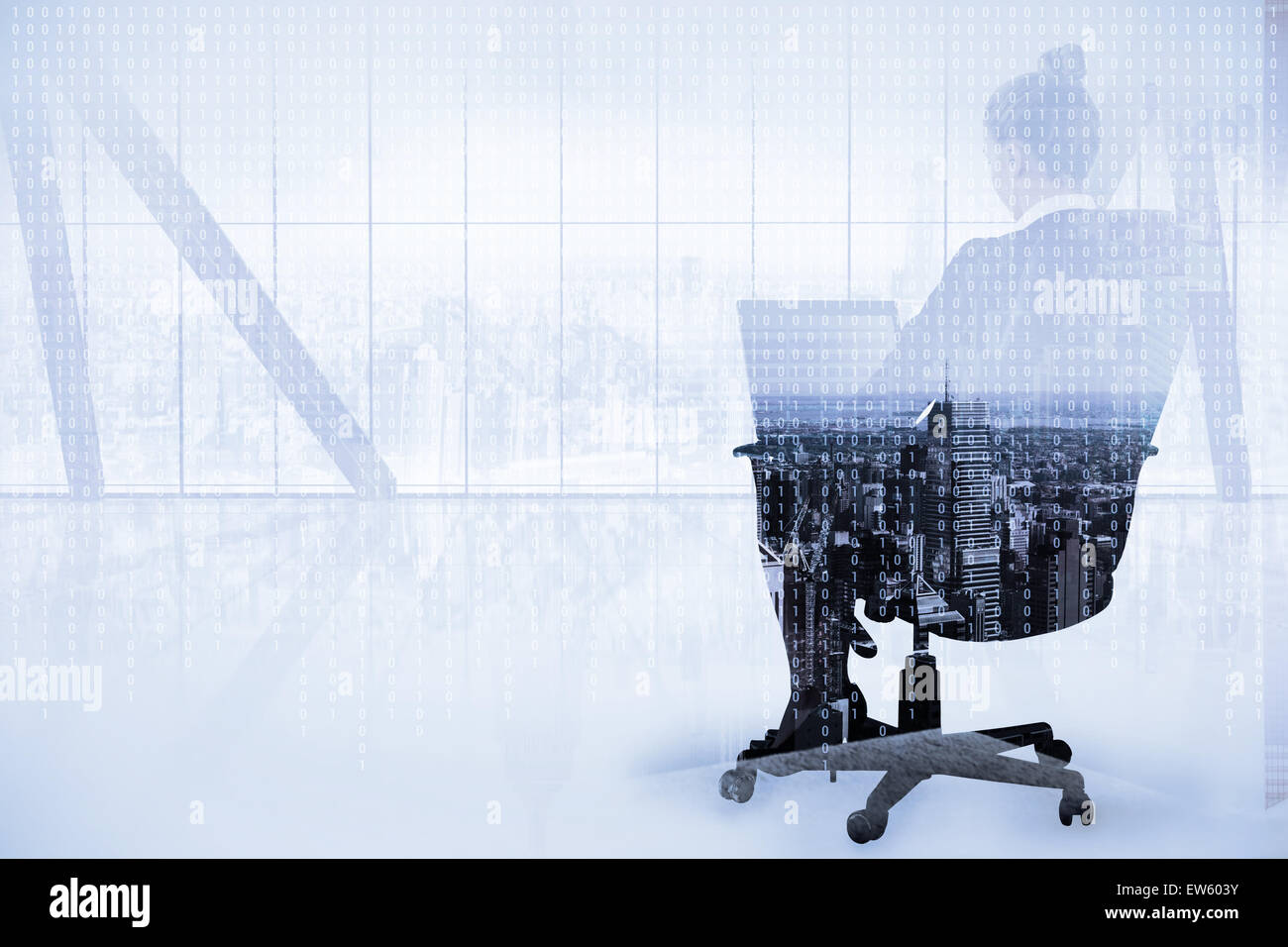 Zusammengesetztes Bild der Geschäftsfrau sitzen auf Drehstuhl mit laptop Stockfoto