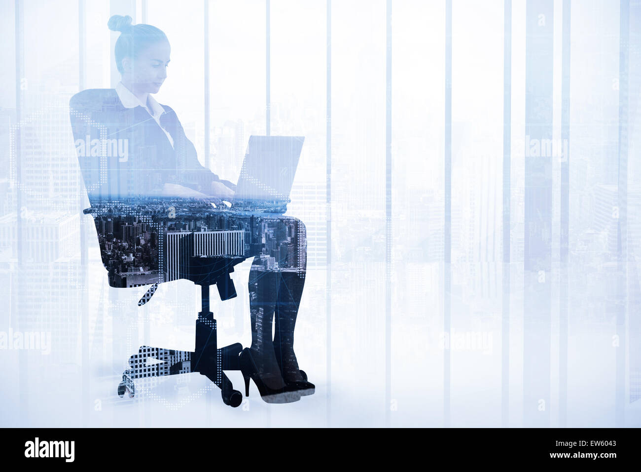 Zusammengesetztes Bild der Geschäftsfrau sitzen auf Drehstuhl mit laptop Stockfoto