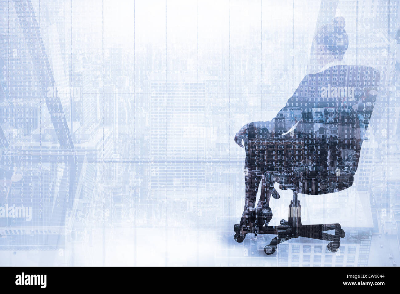 Zusammengesetztes Bild der Geschäftsfrau sitzen auf Drehstuhl im schwarzen Anzug Stockfoto