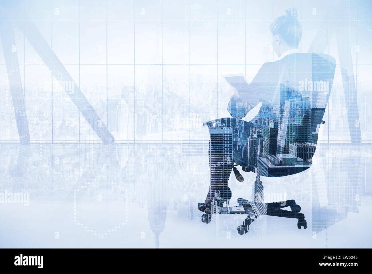 Zusammengesetztes Bild der Geschäftsfrau sitzen auf Drehstuhl mit tablet Stockfoto