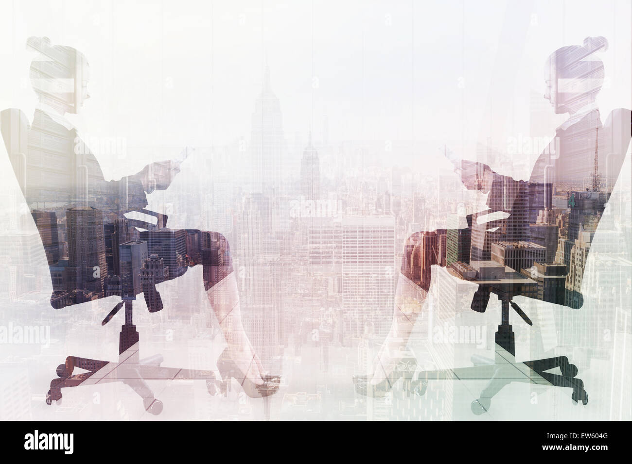 Zusammengesetztes Bild der Geschäftsfrau sitzen auf Drehstuhl mit tablet Stockfoto