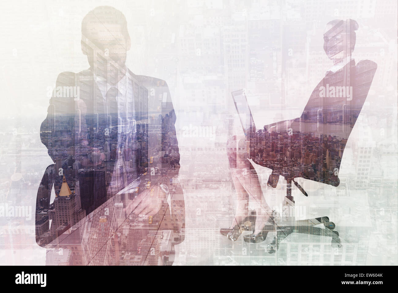 Zusammengesetztes Bild des lächelnden Geschäftsmann auf einem Stuhl Büro bietet handshake Stockfoto