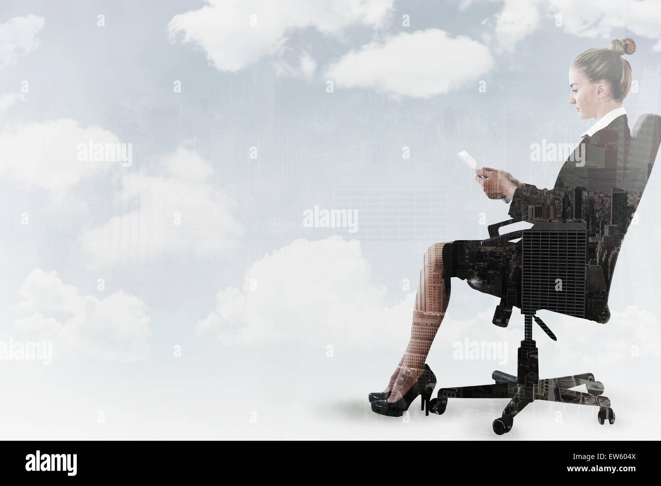 Zusammengesetztes Bild der Geschäftsfrau sitzen auf Drehstuhl mit tablet Stockfoto