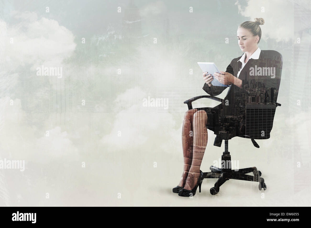 Zusammengesetztes Bild der Geschäftsfrau sitzen auf Drehstuhl mit tablet Stockfoto