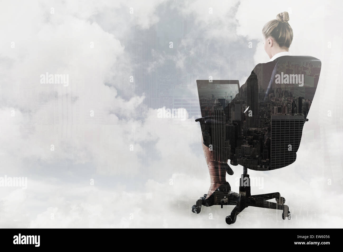 Zusammengesetztes Bild der Geschäftsfrau sitzen auf Drehstuhl mit laptop Stockfoto