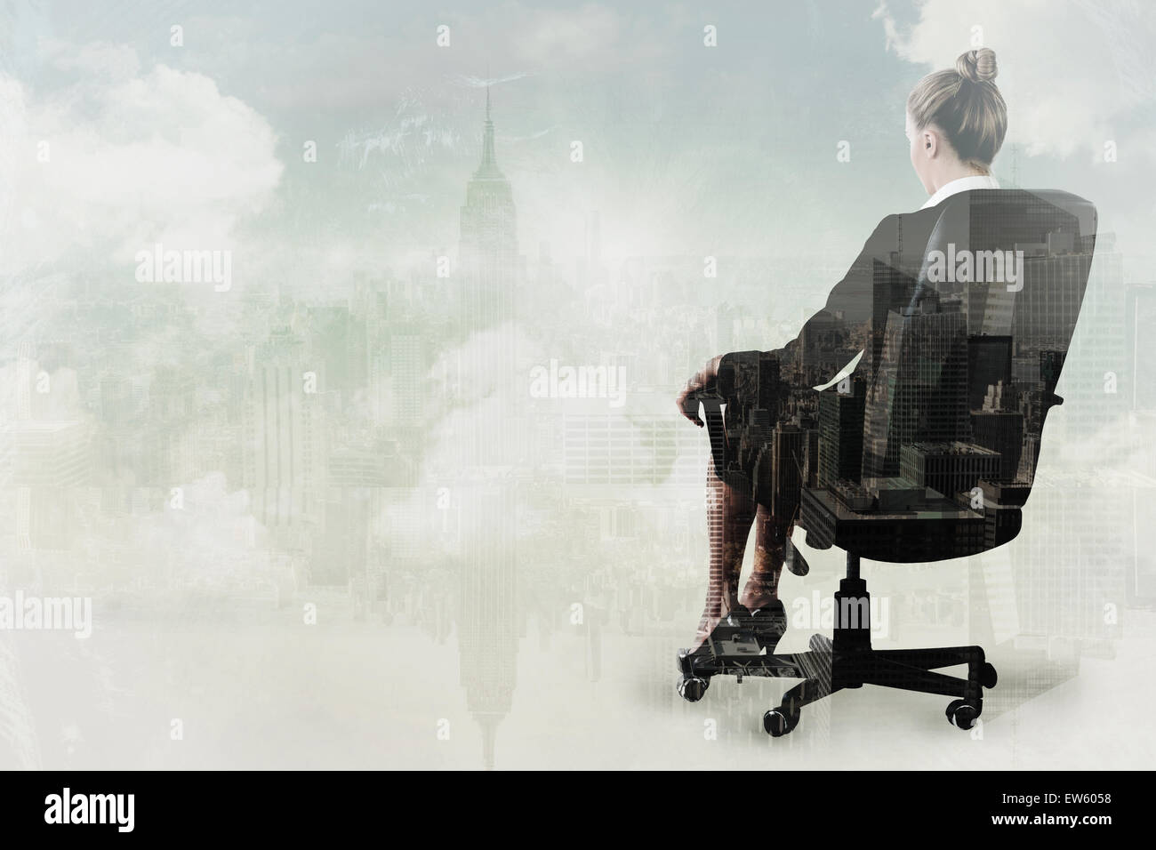 Zusammengesetztes Bild der Geschäftsfrau sitzen auf Drehstuhl im schwarzen Anzug Stockfoto