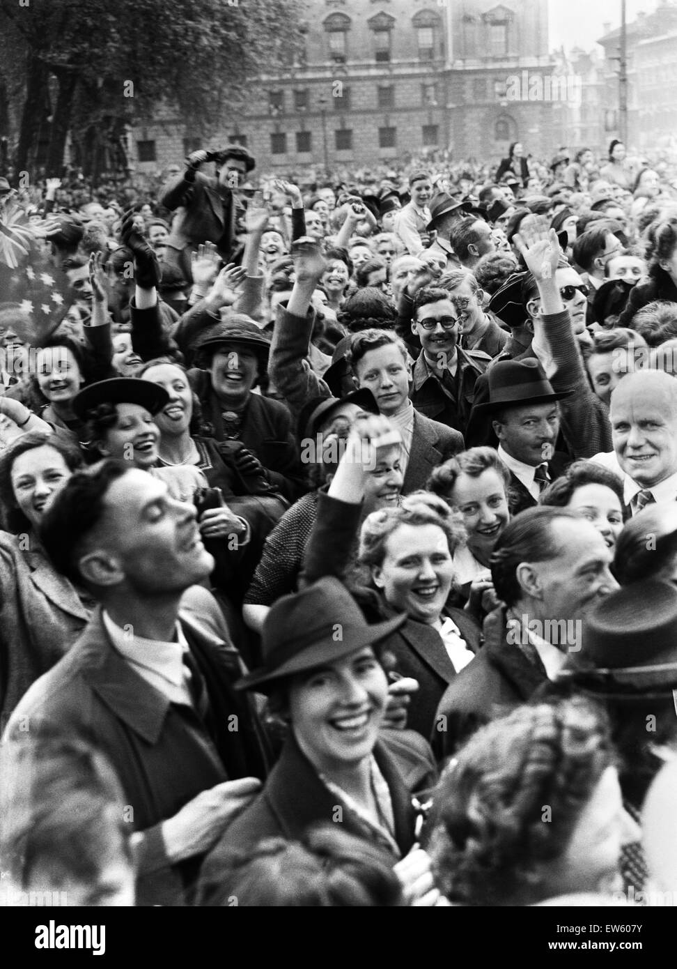 VE Day Feierlichkeiten in London am Ende des zweiten Weltkriegs.  Einige der großen Menschenmenge versammelt in Westminster für die Feierlichkeiten.   8. Mai 1945. Stockfoto