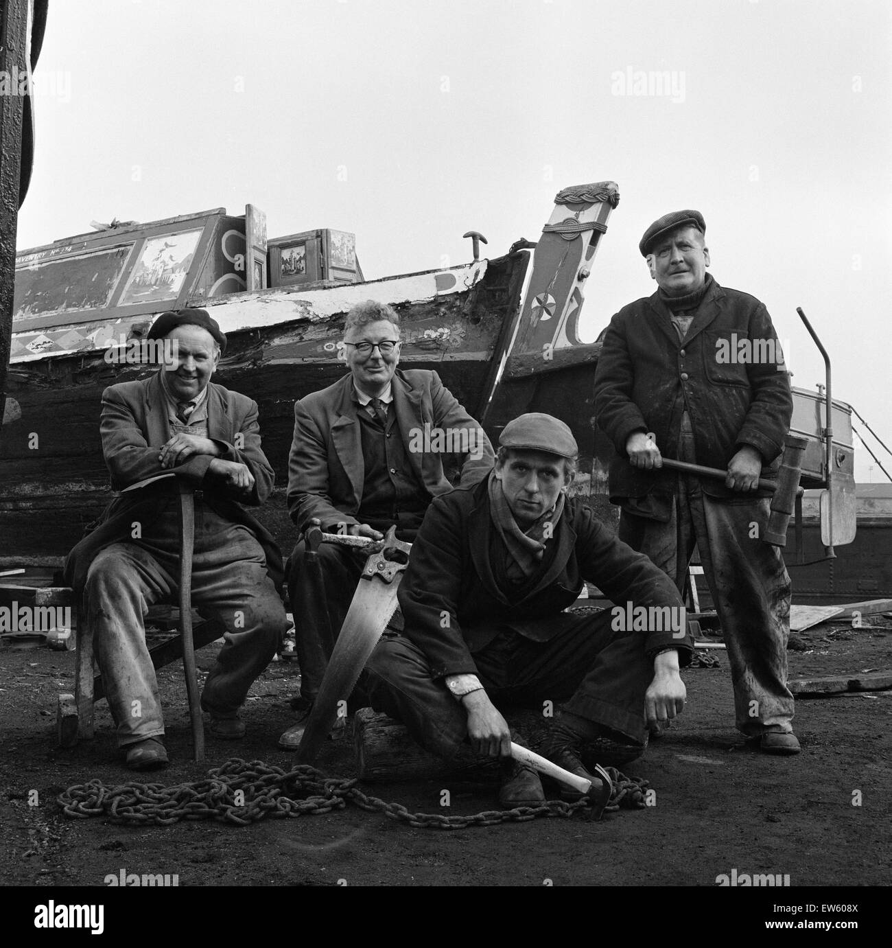 Vier Handwerker, die Reparatur und den Wiederaufbau der kommerziellen Langbooten in Walsall, West Midlands (ehemals Staffordshire). 4. März 1971. Stockfoto