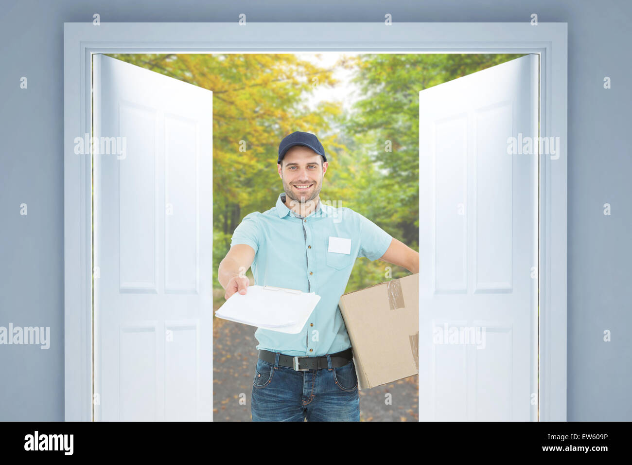 Zusammengesetztes Bild der Lieferbote mit Paket geben Zwischenablage zur Unterzeichnung Stockfoto