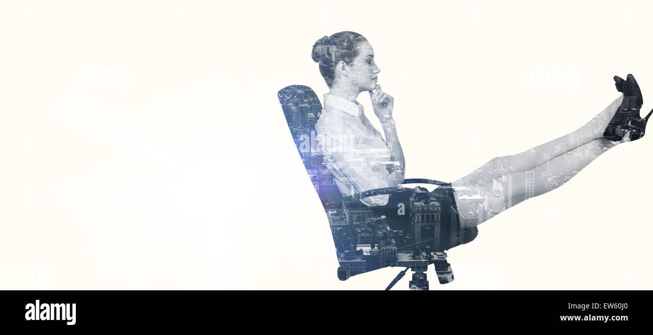 Zusammengesetztes Bild der Geschäftsfrau sitzen auf Drehstuhl mit Füßen Stockfoto