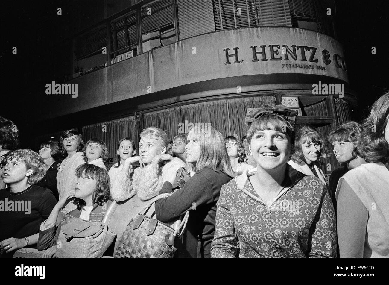 Die Beatles in New York City auf der North American Tour vor ihrem Konzert in Forest Hills stattfinden.   Jubelnde Fans versammelten sich vor der Delmonico-Hotel in New York City, wo die Band wohnst. 28. August 1964. Stockfoto