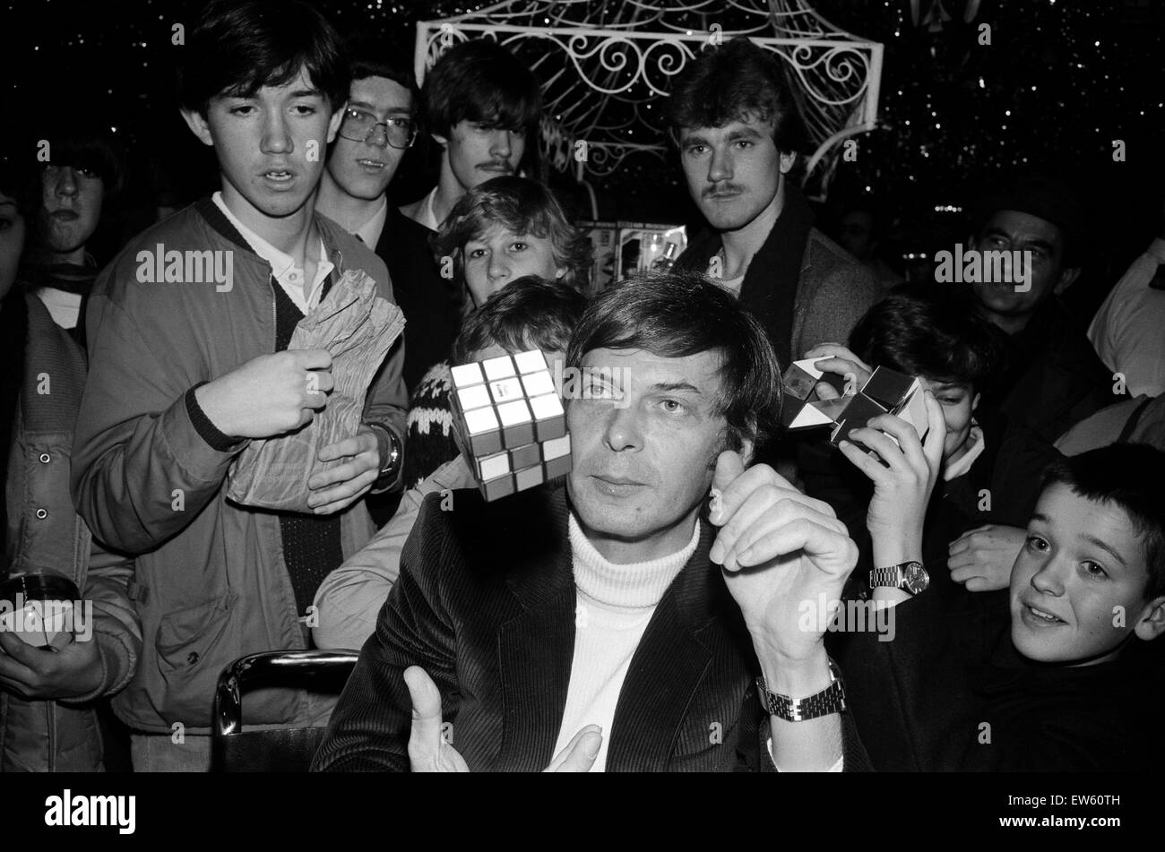 Der Rubik-Würfel Erfinder Professor Erno Rubik in der Spielzeugabteilung von Harrods, signierte seine Würfel und neues Spielzeug die Schlange. London, 7. Dezember 1981. Stockfoto