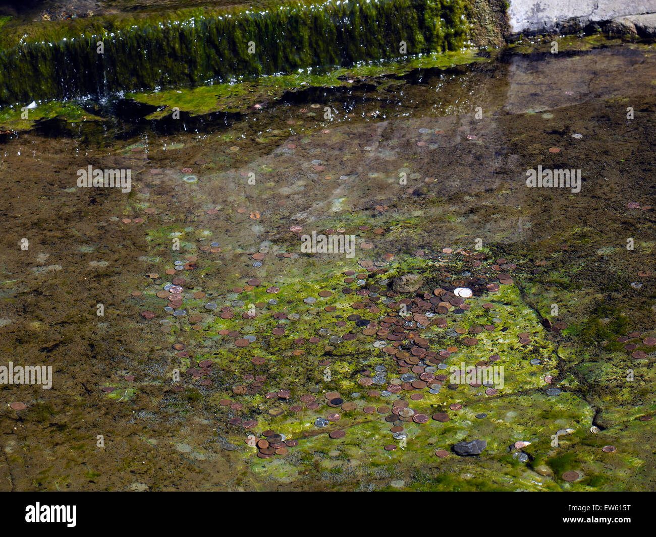 Münzen in dem Wunsch, im malerischen Dorf Tissington im Peak District Derbyshire England gut geworfen Stockfoto