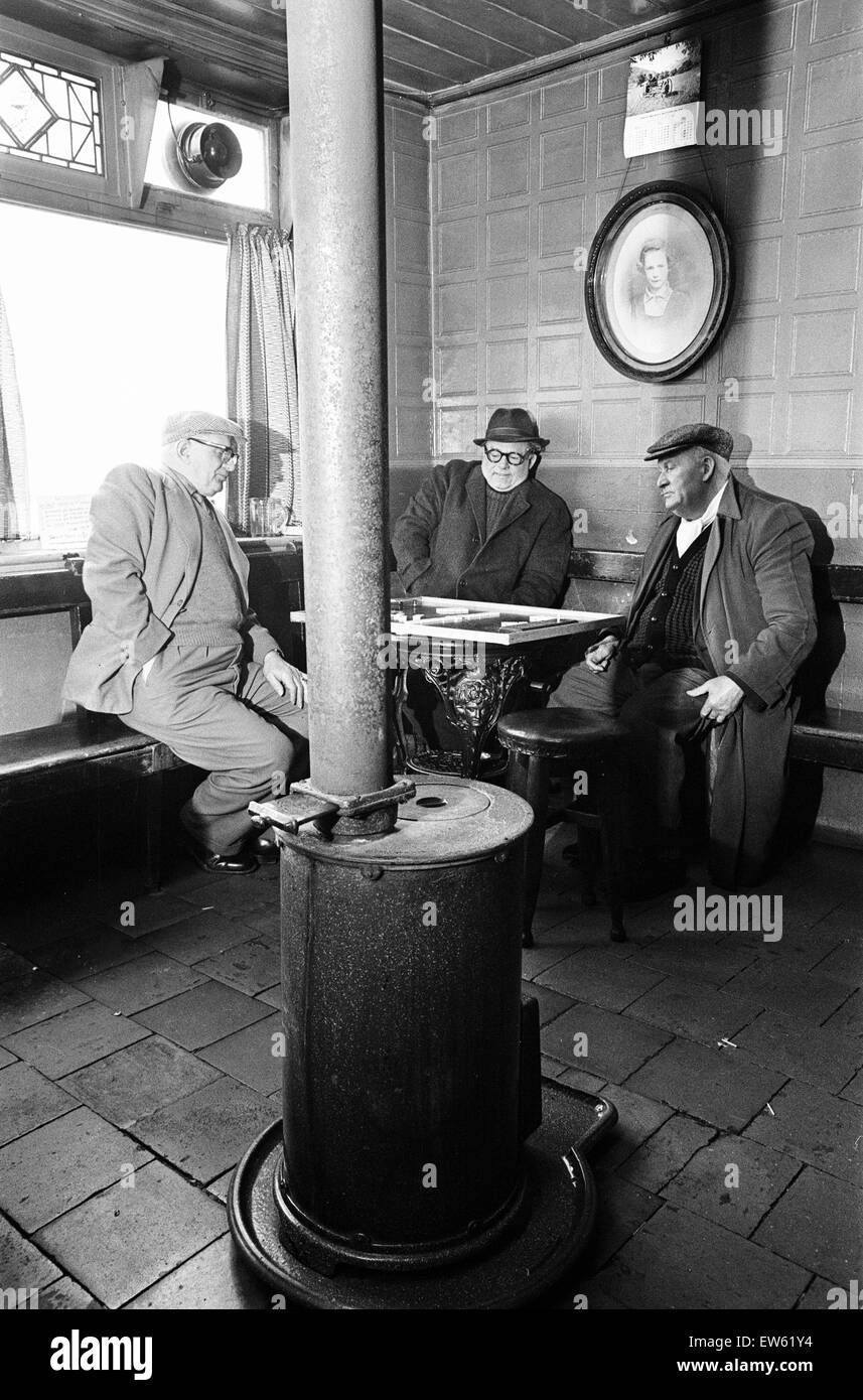 Gruppe von Männern Domino spielen bei den Druiden Head Inn in Coseley, einem Vorort im Norden von den Dudley, The Black Country, eine Fläche von den West Midlands in England, nördlich und westlich von Birmingham. 25. Mai 1968. Stockfoto