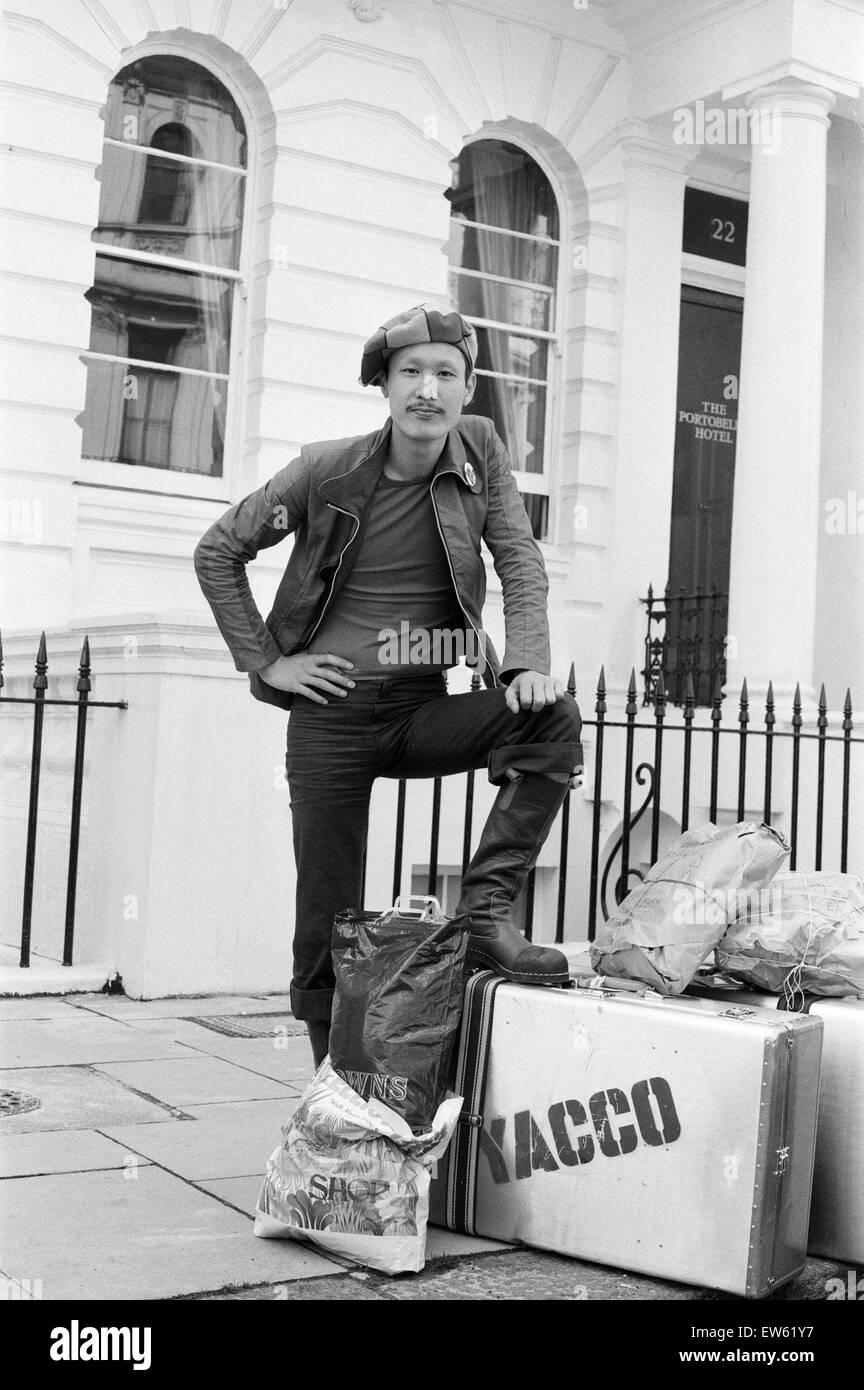 Kansai Yamamoto, Modedesigner, der Portobello Hotel, London, 28. Mai 1971. Im Bild, Kleidung auf seiner jüngsten Reise gekauft, als er bereitet, nach Japan zurückzukehren. Stockfoto