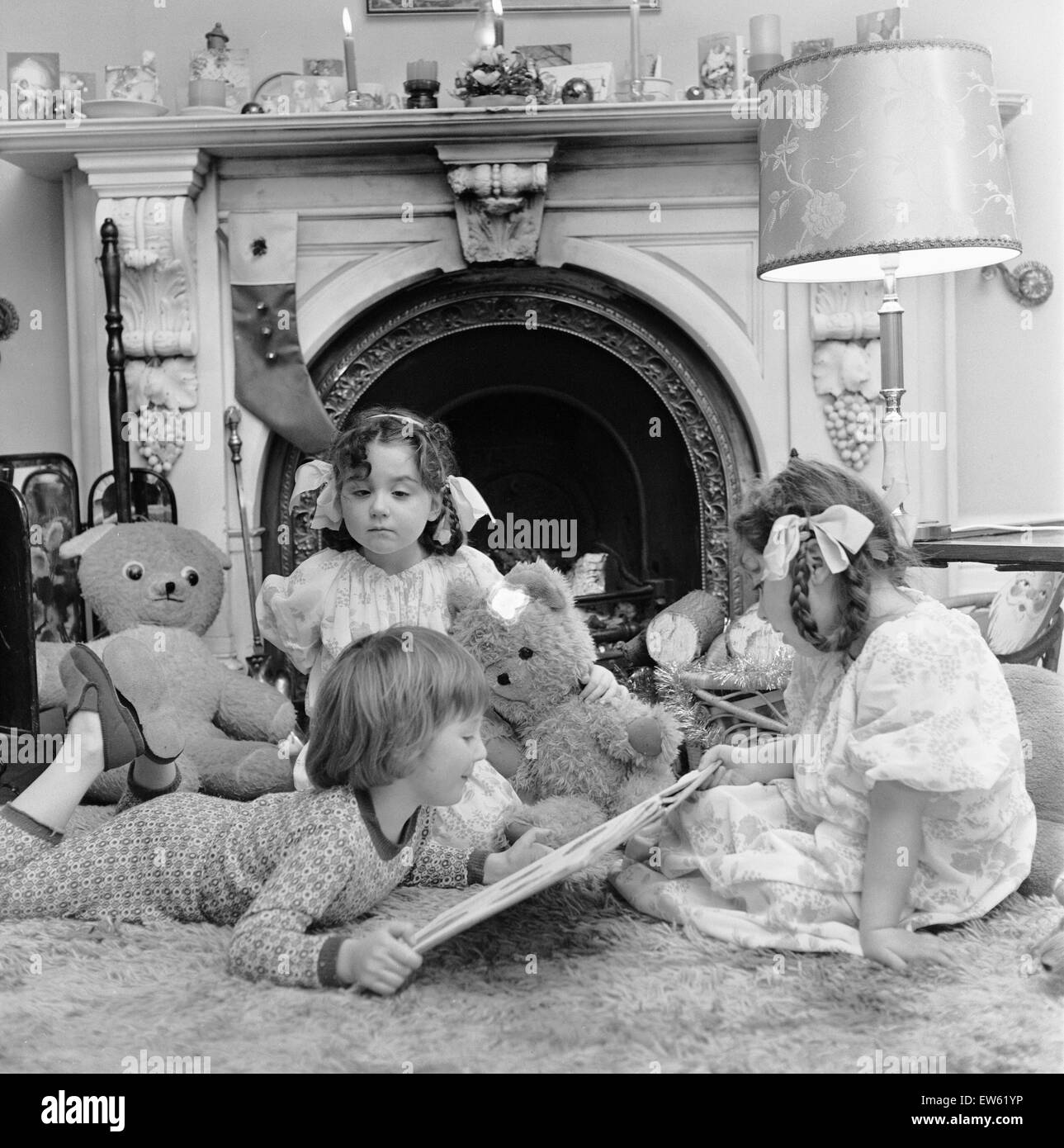 Heiligabend, Kinder vor dem Schlafengehen Geschichten lesen, während sie, Santa, Newcastle, Posed warten Bild genommen 18. Dezember 1974. Stockfoto