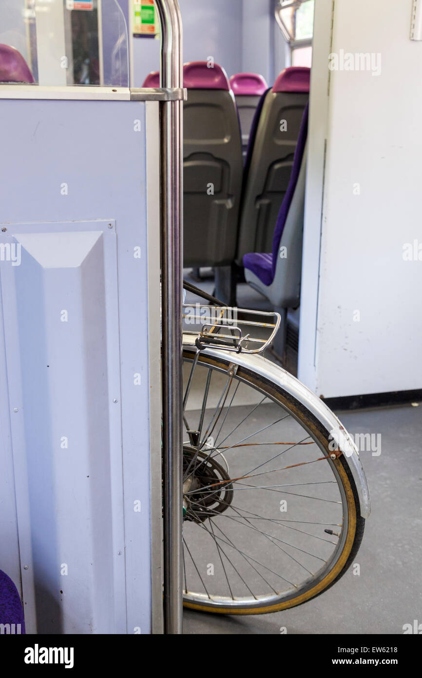 Mit dem Fahrrad auf einen Zug mit Hinterrad heraus in den Flur, wodurch ein Hindernis, England, UK klemmt Stockfoto