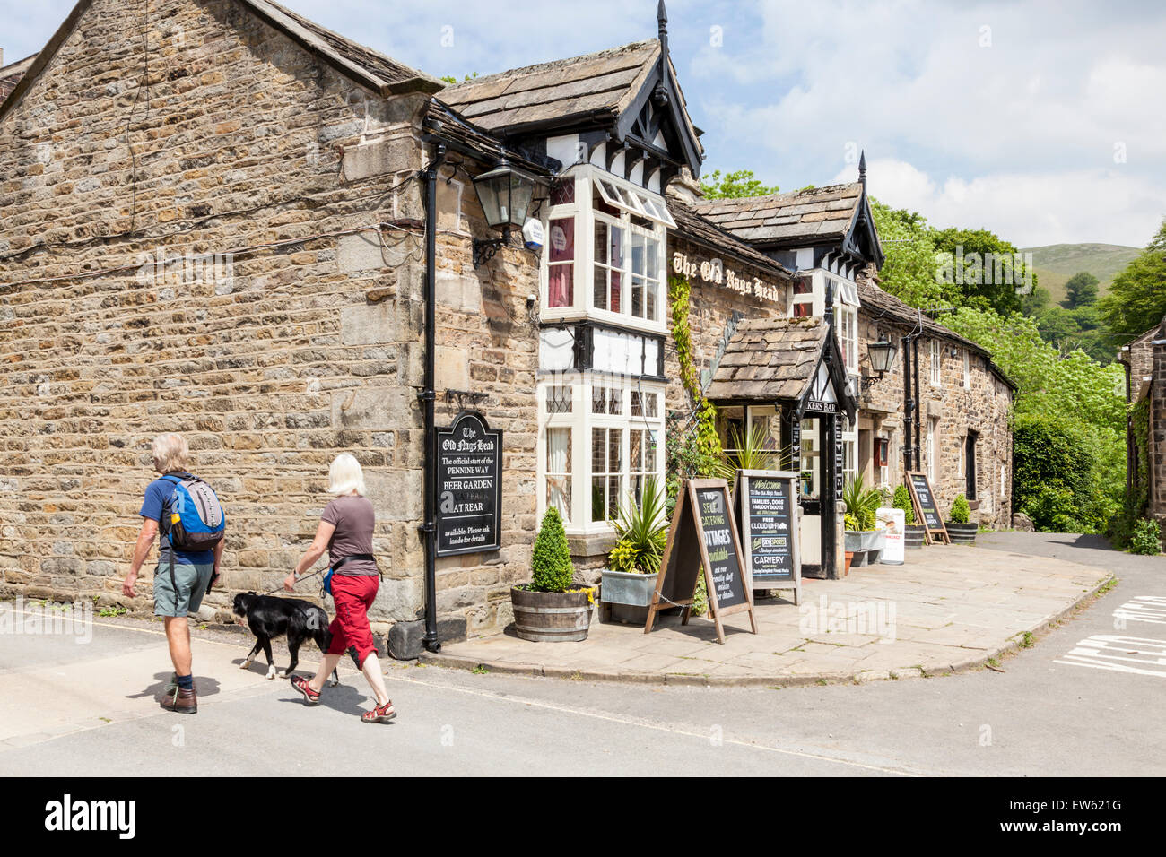 Wanderer, die von der Alten Nag Head Pub vorbei, der zu Beginn des Pennine Way, Alfreton, Derbyshire, England, Großbritannien Stockfoto