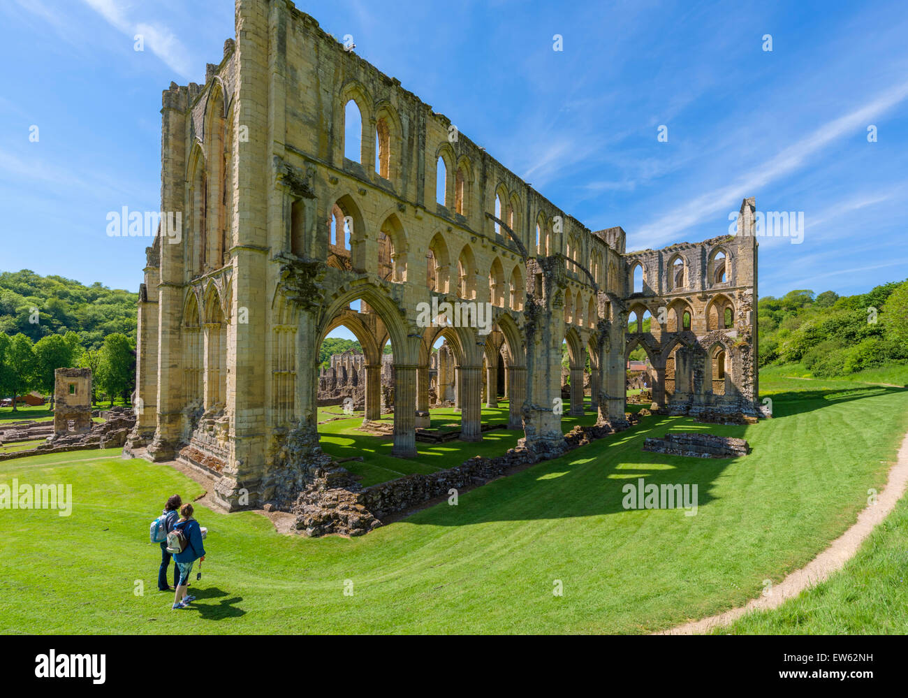 Touristen vor den Ruinen von Rievaulx Abbey, in der Nähe von Helmsley, North Yorkshire, England, UK Stockfoto