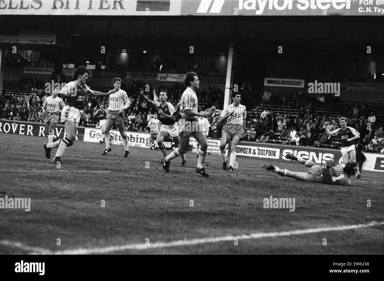 David Platt sprengt den Ball vorbei an Neville Southall für Villas vierten Tor. Divison ein Spiel Aston Villa 6-2 Everton gehalten im Villa Park. 5. November 1989. Stockfoto