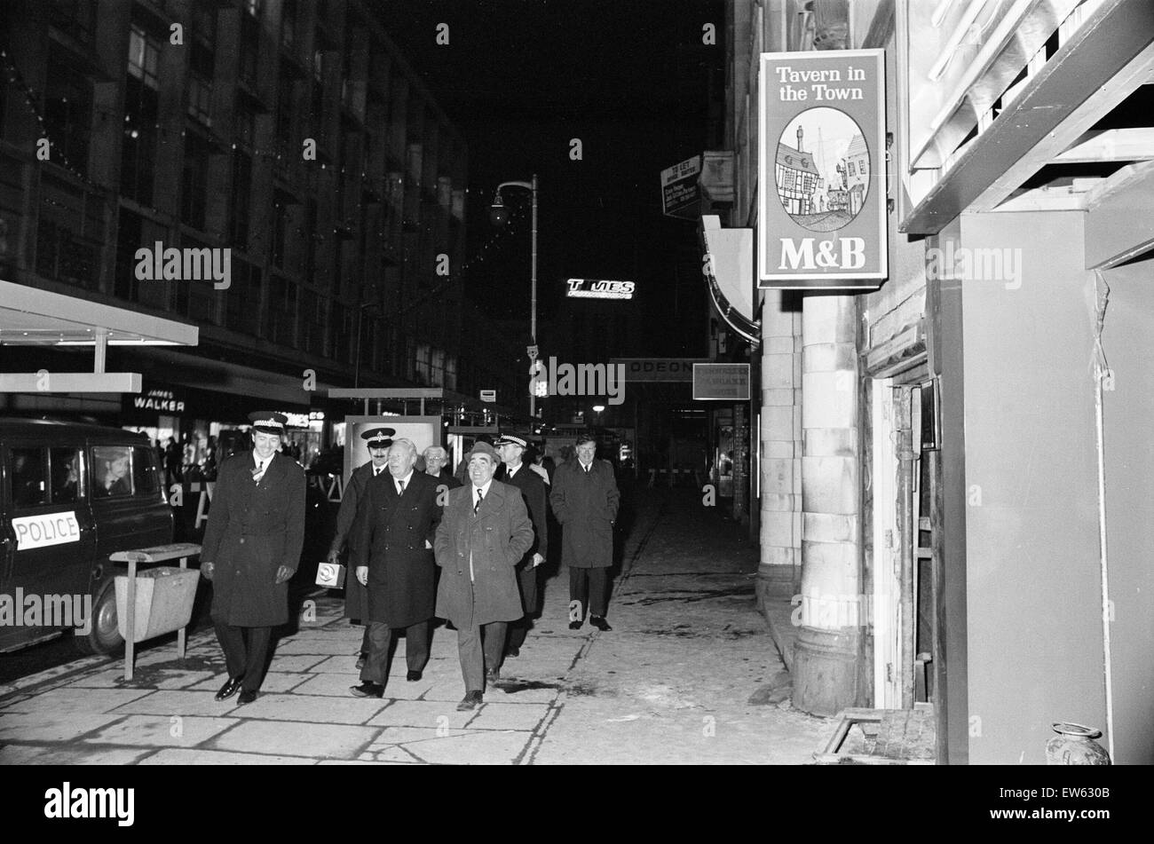 Taverne in der Stadt, Pub. 22. November 1974. Edward Heath Führer der Opposition, inspiziert Bombenschäden. Birmingham Pub Bombardierungen 1974. Die Taverne in der Stadt, ein zentralen Birmingham Pub wurde 21. November 1974, einer von mehreren Bombenanschlägen bombardiert. Insgesamt 21 Stockfoto
