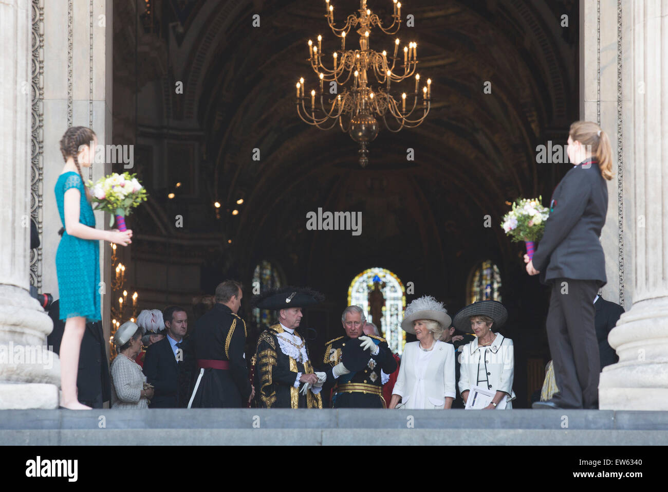 London, UK. 18. Juni 2015. L-r: Alan Schafgarbe, Lord Mayor of London, Prinz von Wales, Charles, Camilla, Herzogin von Cornwall und die Oberbürgermeisterin. Gäste verlassen den Wehrdienst zum Gedenken an den 200. Jahrestag der Schlacht von Waterloo in der St. Pauls Cathedral. Bildnachweis: OnTheRoad/Alamy Live-Nachrichten Stockfoto