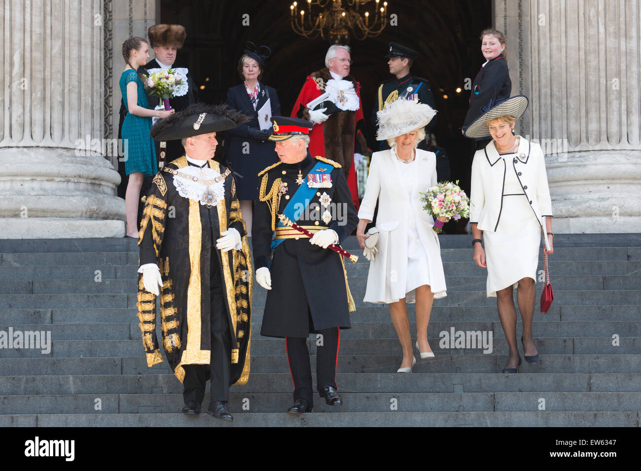 London, UK. 18. Juni 2015. L-r: Alan Schafgarbe, Lord Mayor of London, Prinz von Wales, Charles, Camilla, Herzogin von Cornwall und die Oberbürgermeisterin. Gäste verlassen den Wehrdienst zum Gedenken an den 200. Jahrestag der Schlacht von Waterloo in der St. Pauls Cathedral. Bildnachweis: OnTheRoad/Alamy Live-Nachrichten Stockfoto