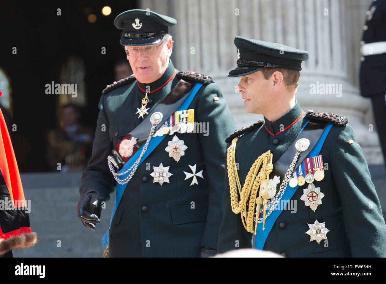 London, UK. 18. Juni 2015. Der Herzog von Gloucester mit Prince Edward, Earl of Wessex. Gäste verlassen den Wehrdienst zum Gedenken an den 200. Jahrestag der Schlacht von Waterloo in der St. Pauls Cathedral. Bildnachweis: OnTheRoad/Alamy Live-Nachrichten Stockfoto