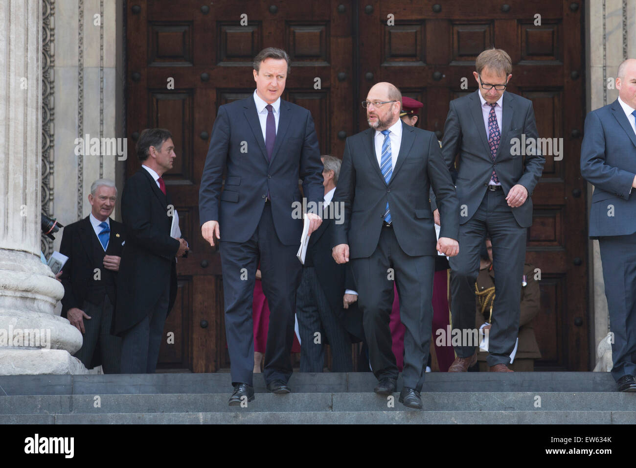 London, UK. 18. Juni 2015. Premierminister David Cameron mit dem Präsidenten des Europäischen Parlaments, Martin Schulz. Gäste verlassen den Wehrdienst zum Gedenken an den 200. Jahrestag der Schlacht von Waterloo in der St. Pauls Cathedral. Bildnachweis: OnTheRoad/Alamy Live-Nachrichten Stockfoto