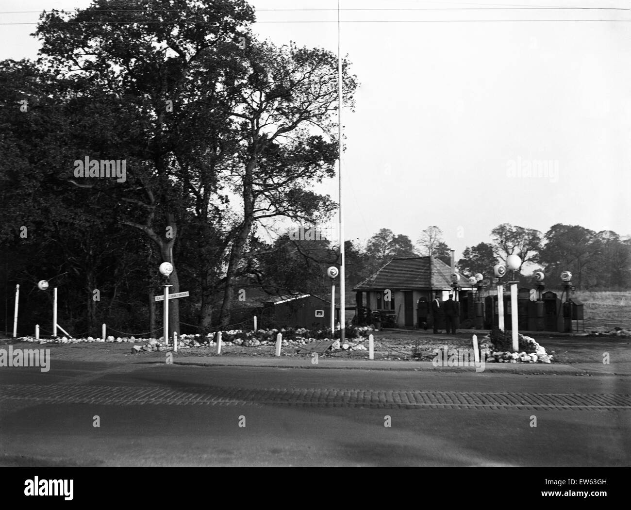 Garage an der Kreuzung der A40 und B466 in Hillingdon um 1930 Stockfoto