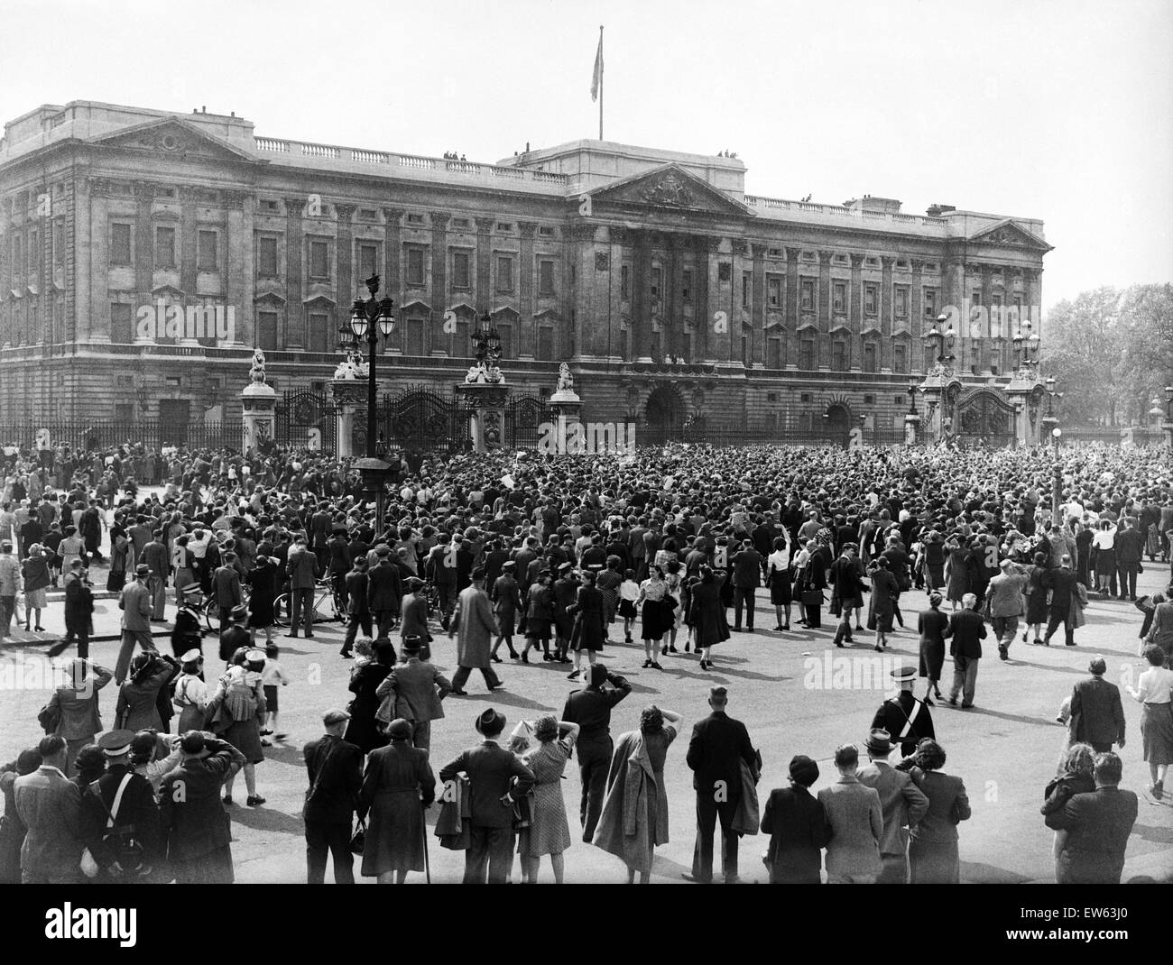 VE Day Feierlichkeiten in London am Ende des zweiten Weltkriegs.  Einige riesigen Menschenmengen versammelten außerhalb Buckingham Palace während der Feierlichkeiten.  8. Mai 1945. Stockfoto