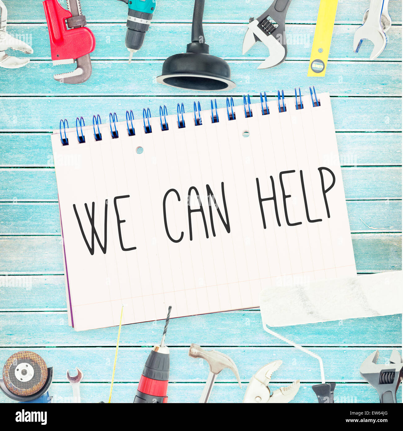 Wir helfen gegen Werkzeuge und Notizblock auf hölzernen Hintergrund Stockfoto