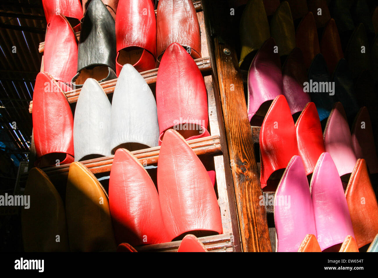 Bunte Hausschuhe / Schuhe / lokalen Stil Leder handgefertigt babouche durch marokkanische Handwerker für Verkauf an dieser Straße ausgeht, Marrakesch, Marokko, Afrika, Stockfoto