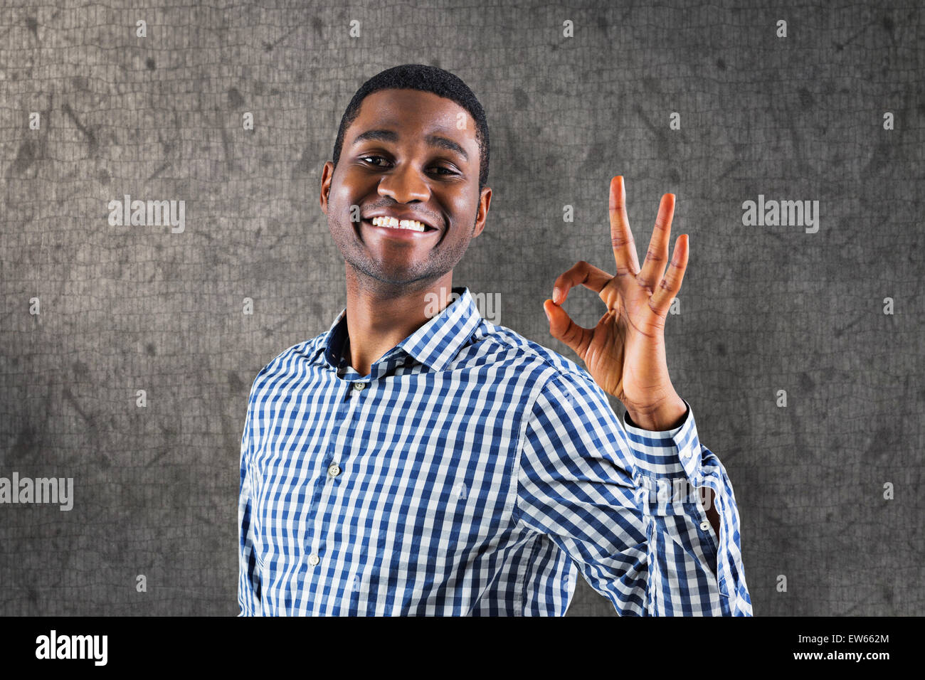 Zusammengesetztes Bild des glücklichen Geschäftsmann machen ok Sign. Stockfoto