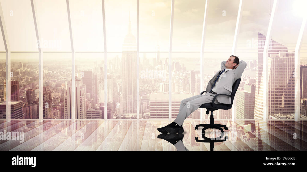 Zusammengesetztes Bild der Geschäftsmann entspannend in Drehstuhl Stockfoto