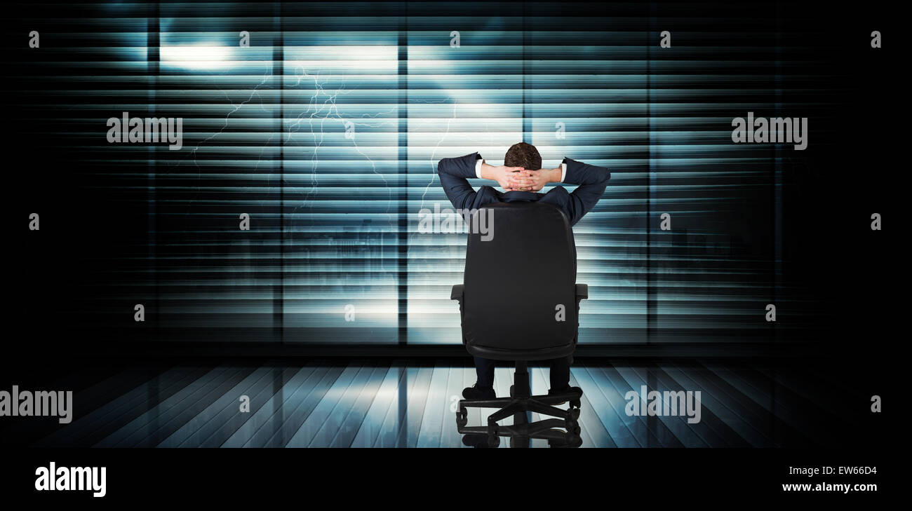 Zusammengesetztes Bild der Geschäftsmann entspannend in Drehstuhl Stockfoto