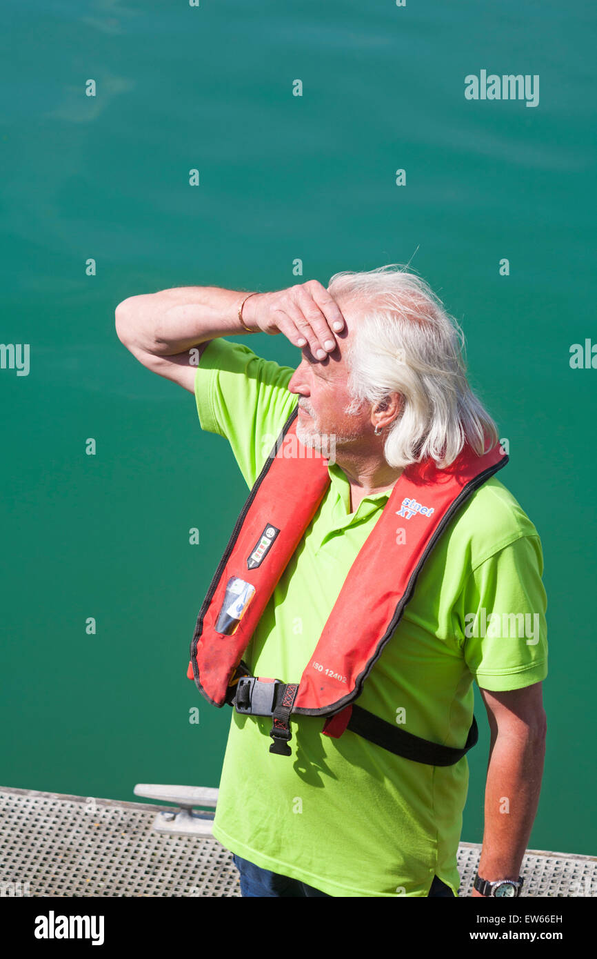 Mann stand auf Ponton tragen Schwimmweste bei Weymouth, Dorset im Juni Stockfoto