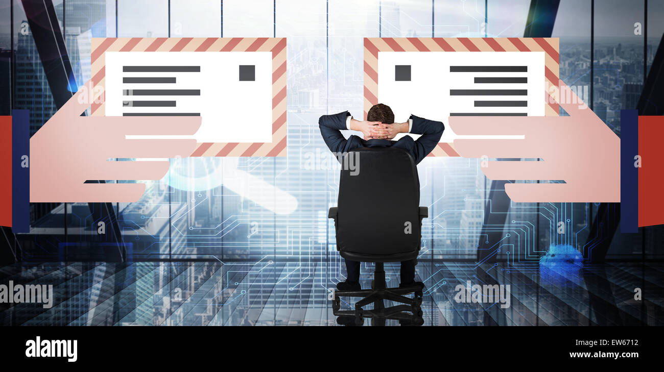 Zusammengesetztes Bild der Geschäftsmann entspannend in Drehstuhl Stockfoto