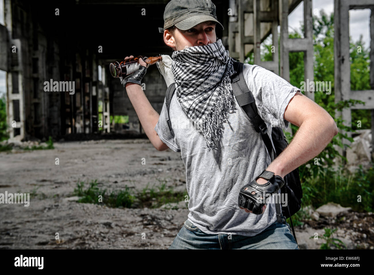 Mann mit Molotov-cocktail Stockfoto